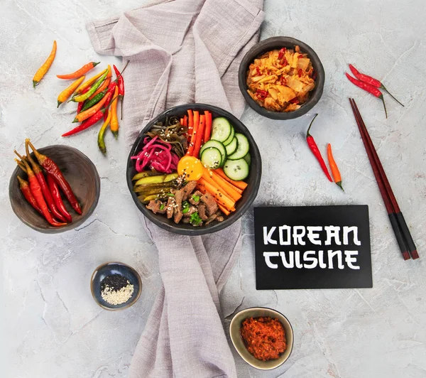 Bibimbap Avec Des Collations Sur Fond Gris Cuisine Traditionnelle Coréenne — Photo