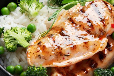 Yeşil sebzeli ızgara tavuk ve gri arka planda pirinç. Sağlıklı diyet kavramı. 