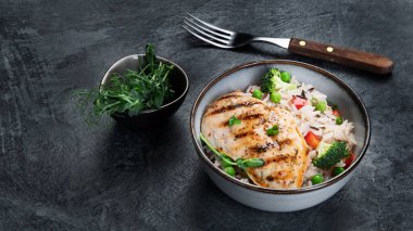 Sebzeli ızgara tavuk ve gri arka planda pilav. Sağlıklı beslenme konsepti. Boşluğu kopyala