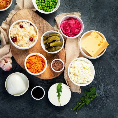 Gri arka planda en iyi probiyotik kaynakları. Mayalanmış yiyecek. Üst görünüm, düz görünüm, kopyalama alanı