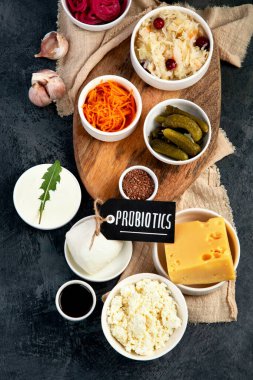 Gri arka planda en iyi probiyotik kaynakları. Mayalanmış yiyecek. Üst görünüm, düz görünüm, kopyalama alanı