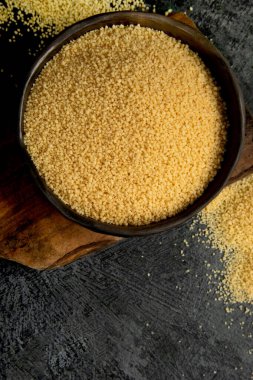 Karanlık arka planda kuskus. Geleneksel tam tahıl. Üst görünüm, düz görünüm, kopyalama alanı