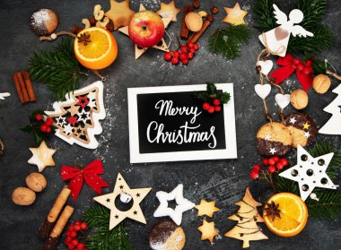 Karanlık arka planda Noel kompozisyonu. Şenlik arka planı. Üst görünüm, düz görünüm, kopyalama alanı