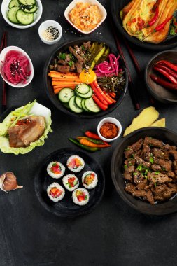 Geleneksel Kore yemekleri. Asya yemekleri. Üst görünüm, düz görünüm, kopyalama alanı