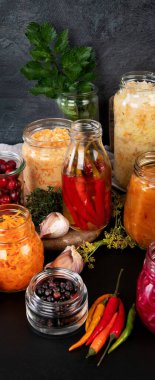 Tahta masada mayalanmış yemek. Yüksek probiyotik kaynağı. Ön görünüm