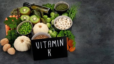 Koyu arka planda yüksek K vitamini içeren yiyecekler. Sağlıklı beslenme konsepti. Boşluğu kopyala