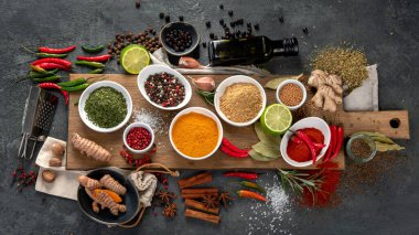 Gri arka planda çeşitli baharatlar. Geleneksel baharat konsepti. Üst manzara, düz uzanma