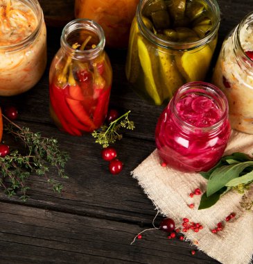 Tahta masada mayalanmış yemek. Yüksek probiyotik kaynağı. 