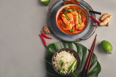 Açık gri arka planda tavuklu kırmızı köri. Geleneksel Asya yemekleri. Üst görünüm, düz görünüm, kopyalama alanı