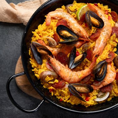 Gri arka planda deniz ürünleri pastası. Akdeniz diyeti. Geleneksel gıda konsepti. Düz konum, üst görünüm, kopyalama alanı