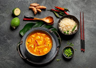 Sarı körili ve arka planda tavuk var. Geleneksel Asya yemekleri. Üst manzara, düz uzanma