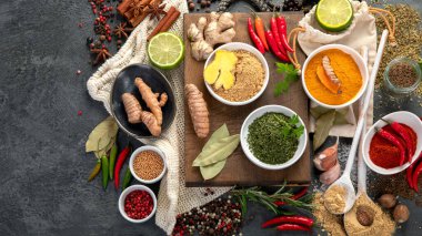 Gri arka planda çeşitli baharatlar. Geleneksel baharat konsepti. Üst görünüm, düz görünüm, kopyalama alanı