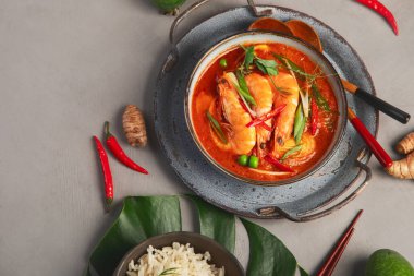 Açık gri arka planda tavuklu kırmızı köri. Geleneksel Asya yemekleri. Üst görünüm, düz görünüm, kopyalama alanı