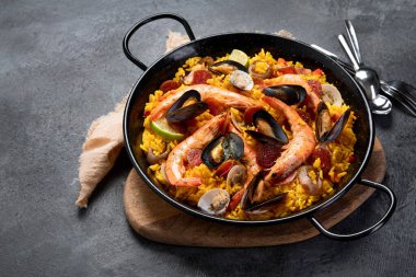 Gri arka planda deniz ürünleri pastası. Akdeniz diyeti. Geleneksel gıda konsepti. Boşluğu kopyala