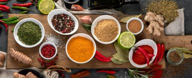 Gri arka planda çeşitli baharatlar. Geleneksel baharat konsepti. Üst manzara, düz yatış, manzara