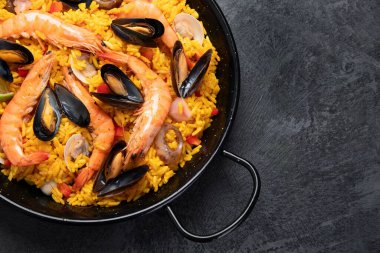 Gri arka planda deniz ürünleri pastası. Akdeniz diyeti. Geleneksel gıda konsepti. Düz konum, üst görünüm, kopyalama alanı