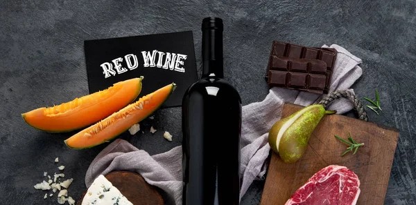 Czerwone Wino Przystawkami Szarym Tle Tradycyjne Napoje Alkoholowe Widok Góry — Zdjęcie stockowe