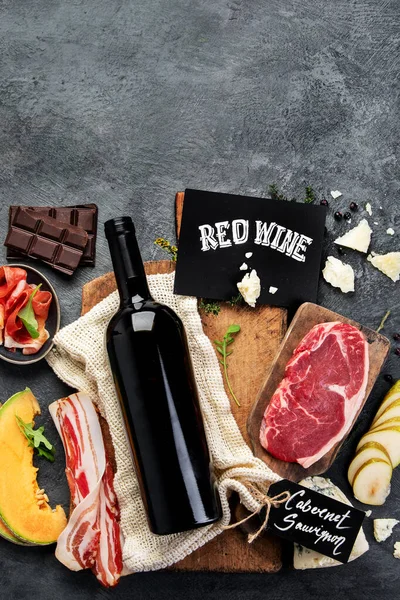Cabernet Sauvignon Szarym Tle Tradycyjne Napoje Alkoholowe Czerwone Wino Widok — Zdjęcie stockowe
