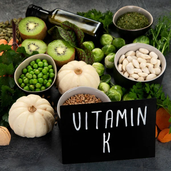 Potraviny Vysokým Obsahem Vitamínu Tmavém Pozadí Zdravá Strava Koncepce — Stock fotografie