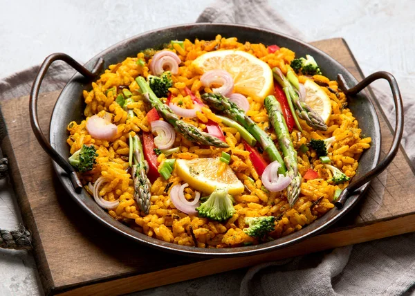 Paella Vegana Sobre Fondo Gris Dieta Mediterránea Concepto Comida Saludable — Foto de Stock