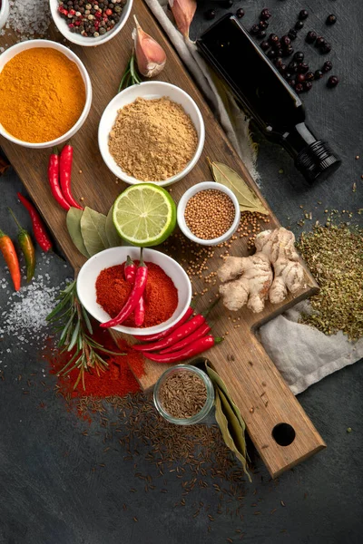 Gri arka planda çeşitli baharatlar. Geleneksel baharat konsepti. Üst görünüm, düz görünüm, kopyalama alanı