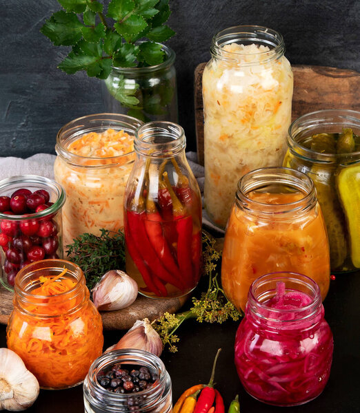 Ферментированная пища на деревянном столе. Высокий источник пробиотиков. Вид спереди