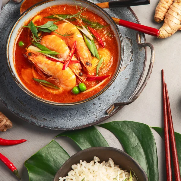 Curry Vermelho Com Frango Tigela Fundo Cinza Claro Comida Asiática — Fotografia de Stock