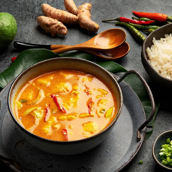 Curry Amarelo Com Frango Tigela Fundo Escuro Tradicional Comida Asiática — Fotografia de Stock
