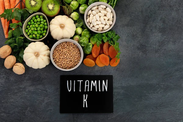 Potraviny Vysokým Obsahem Vitamínu Tmavém Pozadí Zdravá Strava Horní Pohled — Stock fotografie