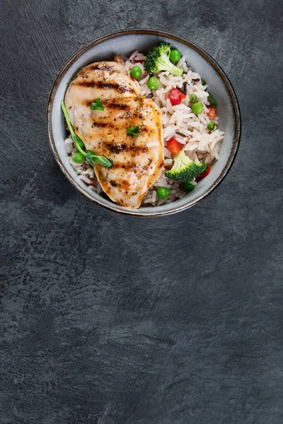 Gegrilltes Hühnchen Mit Gemüse Und Reis Auf Grauem Hintergrund Gesunde — Stockfoto
