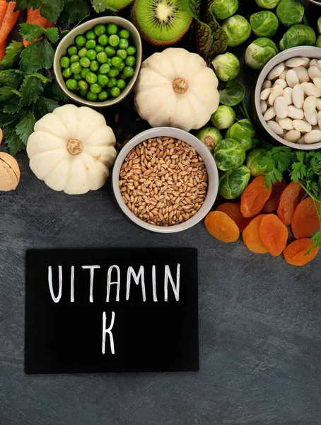 Koyu Arka Planda Yüksek Vitamini Içeren Yiyecekler Sağlıklı Beslenme Konsepti — Stok fotoğraf