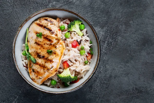 Gegrilltes Hühnchen Mit Gemüse Und Reis Auf Grauem Hintergrund Gesunde — Stockfoto