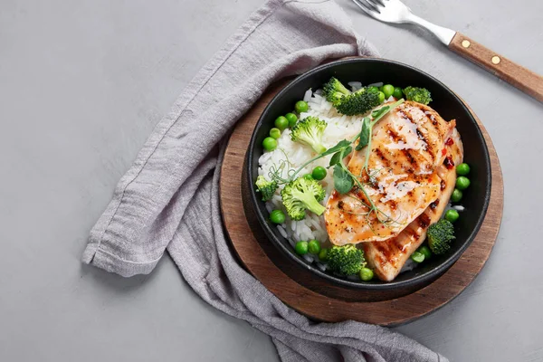 Ψητό Κοτόπουλο Πράσινα Λαχανικά Και Ρύζι Γκρι Φόντο Υγιής Διατροφή — Φωτογραφία Αρχείου