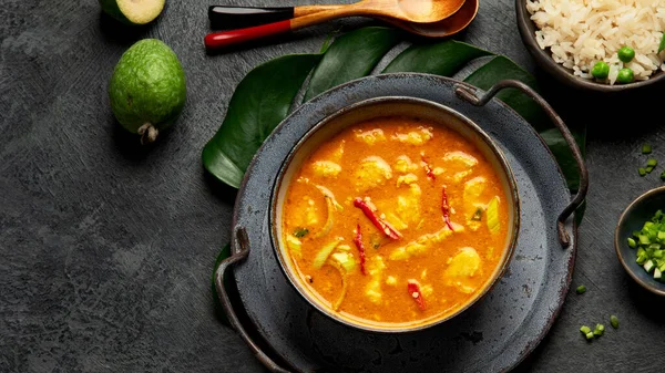 Gelbes Curry Mit Huhn Schüssel Auf Dunklem Hintergrund Traditionelle Asiatische — Stockfoto
