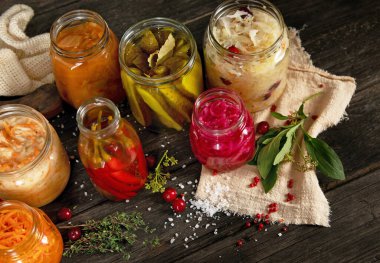 Tahta masada mayalanmış yemek. Yüksek probiyotik kaynağı. 