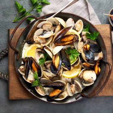 Gri arka planda Venüs vangole. Geleneksel Akdeniz gıda konsepti. Üst manzara, düz uzanma