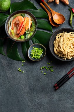 Koyu arka planda tavuklu yeşil köri. Geleneksel Asya yemekleri. Üst görünüm, düz görünüm, kopyalama alanı