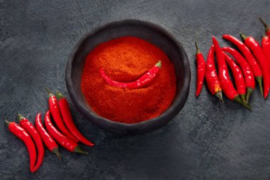 Kırmızı biber ya da koyu arkaplanda kırmızı biber. Geleneksel baharat konsepti. Üst görünüm, düz görünüm, kopyalama alanı