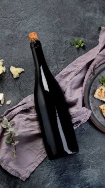 Kırmızı şarap Sirah, gri arka planda aperatifler. Geleneksel alkol içecekleri. Üst görünüm, düz görünüm, kopyalama alanı