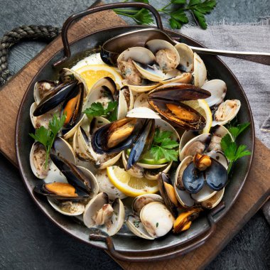 Gri arka planda Venüs vangole. Geleneksel Akdeniz gıda konsepti. Üst görünüm