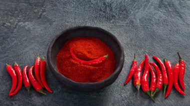 Kırmızı biber ya da koyu arkaplanda kırmızı biber. Geleneksel baharat konsepti. Üst görünüm, düz görünüm, kopyalama alanı