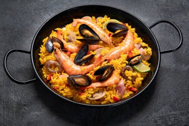 Gri arka planda deniz ürünleri pastası. Akdeniz diyeti. Geleneksel gıda konsepti. 