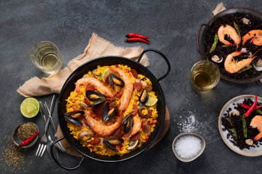 Gri arka planda deniz ürünleri pastası. Akdeniz diyeti. Geleneksel gıda konsepti. Düz konum, üst görünüm, kopyalama alanı