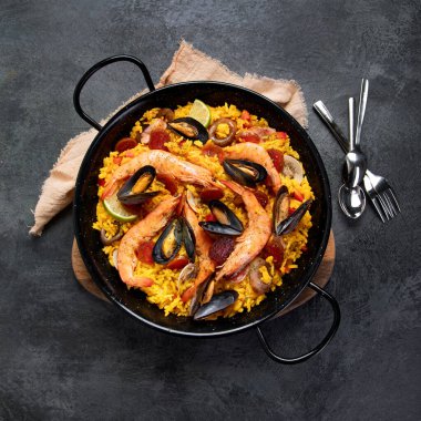 Gri arka planda deniz ürünleri pastası. Akdeniz diyeti. Geleneksel gıda konsepti. Düz konum, üst görünüm, kopyalama alanı