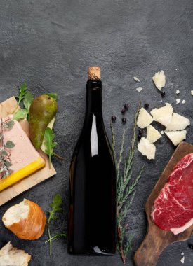 Esmer arka planda Merlot. Geleneksel alkol içecekleri. Kırmızı şarap çeşidi. Üst görünüm, düz görünüm, Spac kopyala