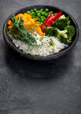 Bir kase pirinç, brokoli, balkabağı ve mikroyeşillik. Sağlıklı gıda diyeti kavramı