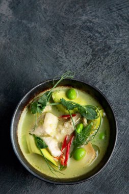 Koyu arka planda tavuklu yeşil köri. Geleneksel Asya yemekleri. Üst görünüm, düz görünüm, kopyalama alanı