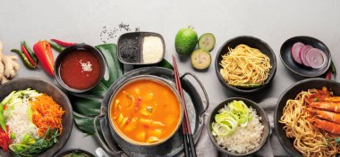 Asya yemekleri gri arka planda. Geleneksel yemek kokteyli. Üst görünüm, düz görünüm, kopyalama alanı