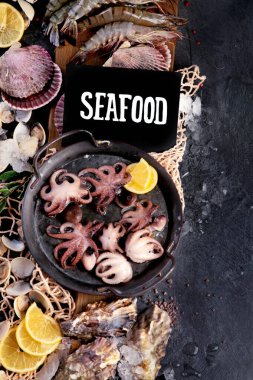 Karanlık arka planda taze deniz ürünleri düzenlemesi. Akdeniz diyeti konsepti. Düz konum, üst görünüm, kopyalama alanı