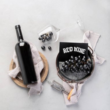 Açık gri arka planda aperatifli kırmızı şarap çeşitleri. Geleneksel alkol içecekleri. Üst manzara, düz uzanma